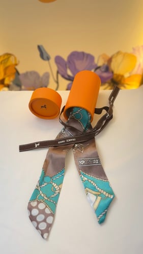 سكارف Hermès في علبة أنيقة
