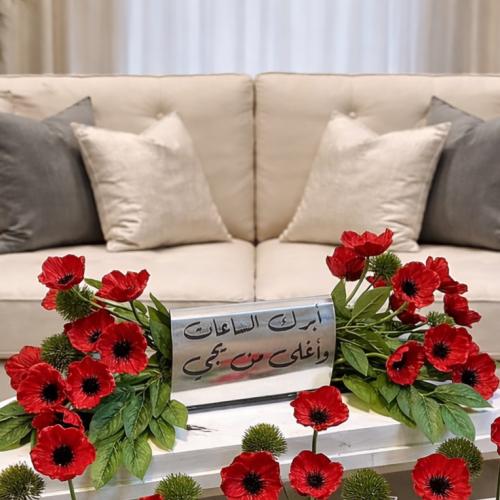 Hosting stand with roses and phrase