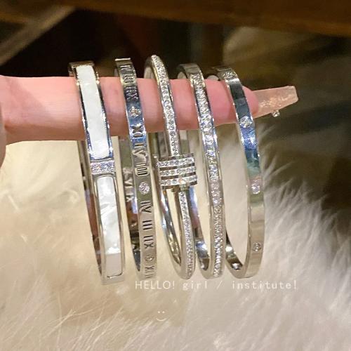 Elegant waterproof bracelet
