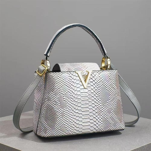 حقيبة يد جلدية كلاسيكية للنساء .