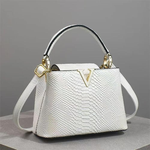 حقيبة يد جلدية كلاسيكية للنساء .