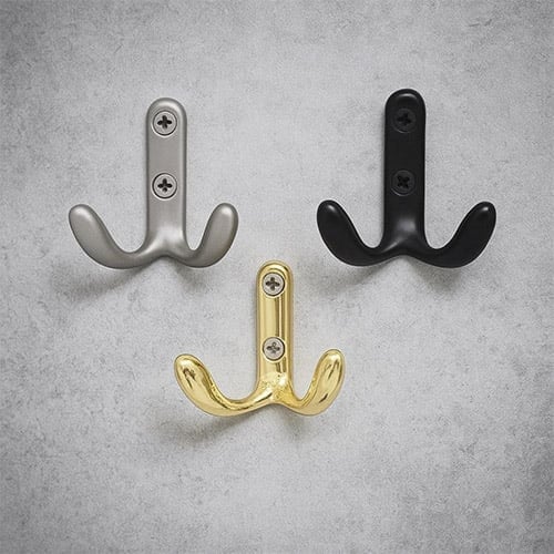 علاّقات جدارية معدنية