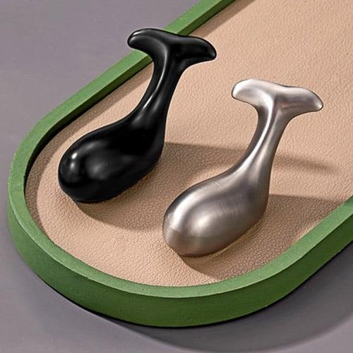 علاقة جدارية بتصميم ذيل الحوت