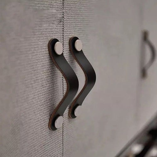 مقابض جلدية أنيقة بتصميم مرن