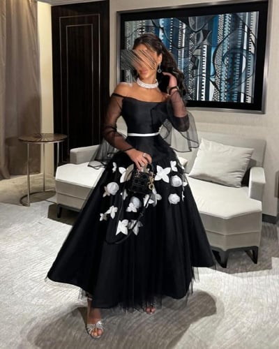 فستان اسود مورد بابيض