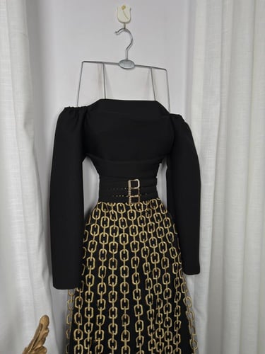 فستان أسود أوف شولدر بتفصيل سلاسل ذهبية