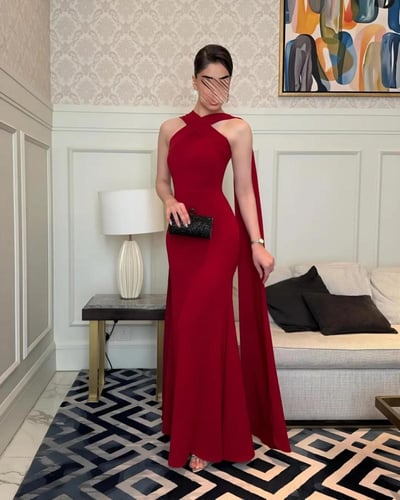 فستان سهرة أحمر طويل بتصميم راقي وبأكتاف متقاطعة