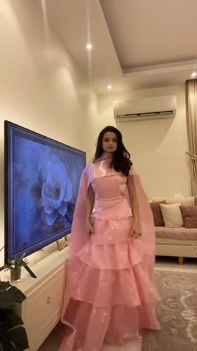 فستان سهرة وردي بطبقات متدرجة