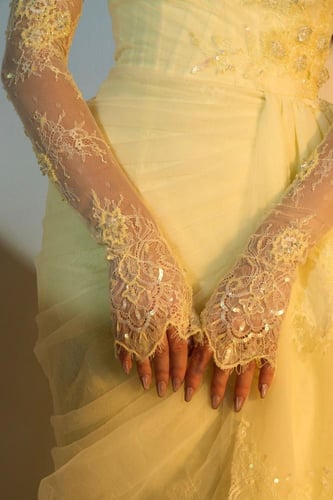 فستان سهره أوف شولدر بأكمام طويلة لون أصفر