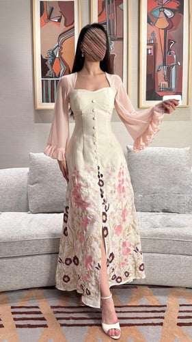 فستان اوف شولدر لون ابيض مع وردي