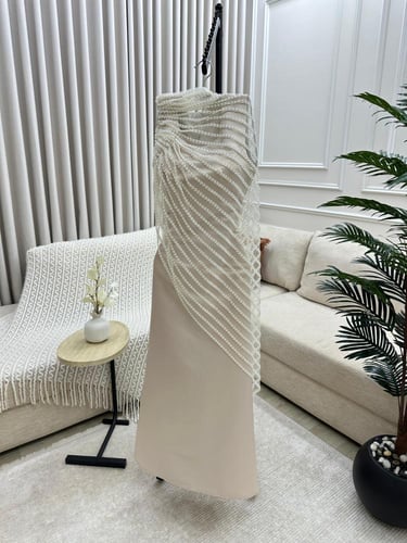 فستان ناعم مزين بالخرز لون بيج فاتح