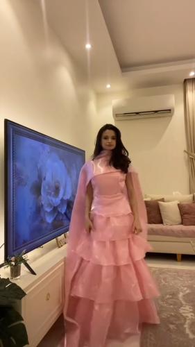 فستان سهرة وردي بطبقات متدرجة