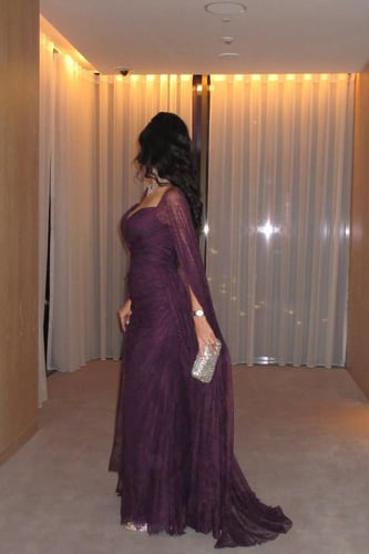 فستان سهره بأكمام طويلة واسعة لون عنابي