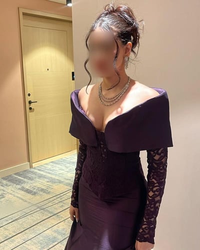 فستان ليلكي ملكي بأكتاف بارزة