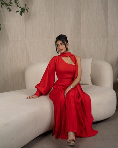 فستان احمر ناري