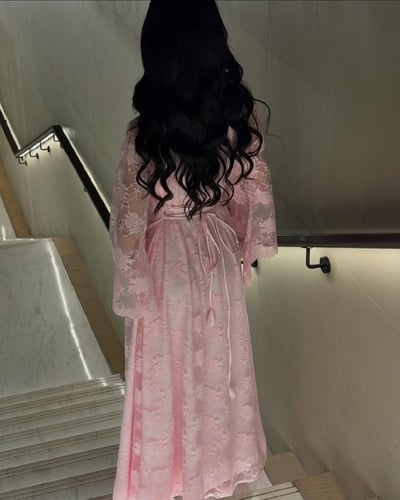 فستان ناعم بأكمام طويلة واسعة لون وردي