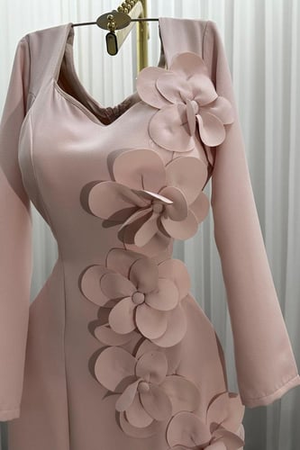 فستان سهره بأكمام طويلة مزينة بورود بارزة