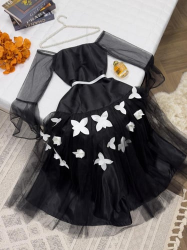 فستان اسود مورد بابيض