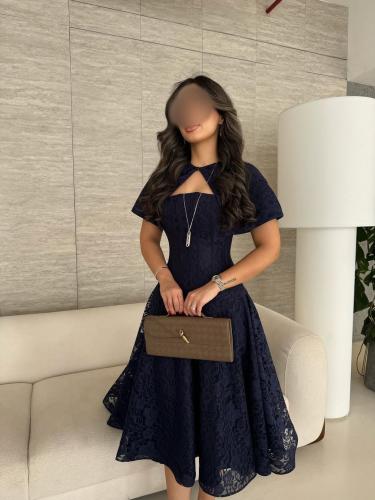 فستان كحلى ناعم بفتحة صدر راقية