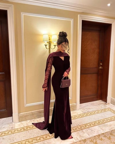 فستان مخملي ملكي بأكمام دانتيل