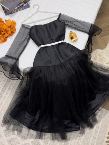 فستان اسود مورد بابيض