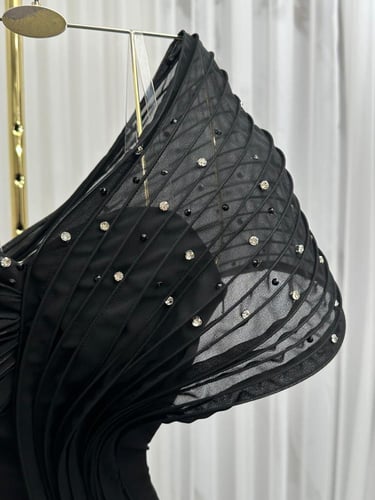 فستان اسود انيق