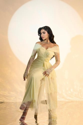 فستان سهره أوف شولدر بأكمام طويلة لون أصفر