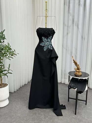 فستان أسود أوف شولدر بتطريز لامع وأكمام طويلة