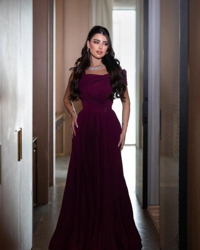 فستان سهرة أنيق بأكتاف مكشوفة