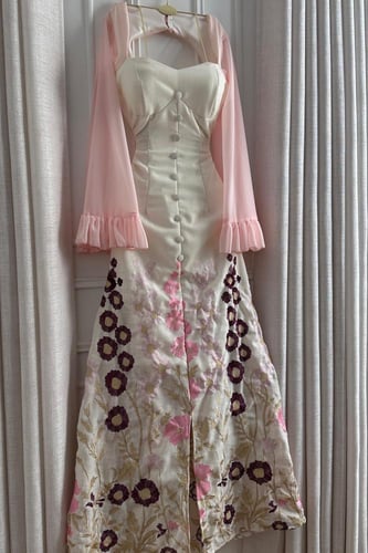 فستان اوف شولدر لون ابيض مع وردي