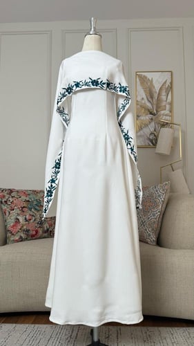 فستان ناعم قطعتين بشال خارجي لون ابيض مطرزة بلون ا...