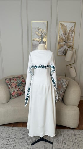 فستان ناعم قطعتين بشال خارجي لون ابيض مطرزة بلون ا...
