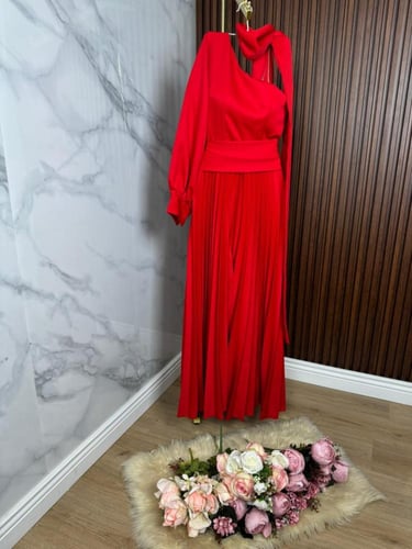 فستان احمر ناري