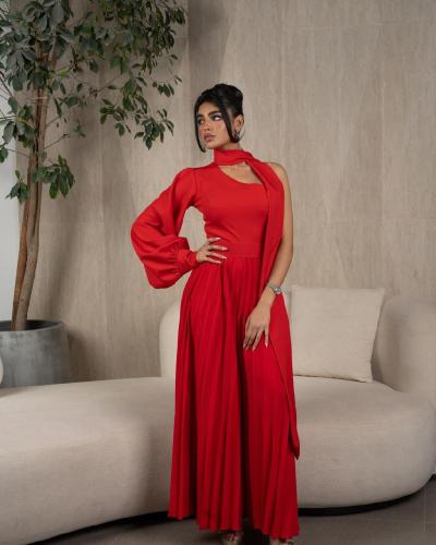 فستان احمر ناري
