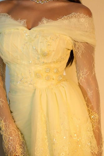 فستان سهره أوف شولدر بأكمام طويلة لون أصفر