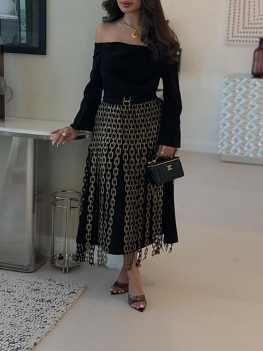 فستان أسود أوف شولدر بتفصيل سلاسل ذهبية