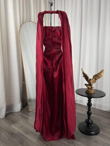 فستان سهرة ملكي بشال طويل فخم