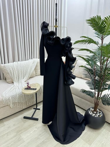 فستان اسود ملكي