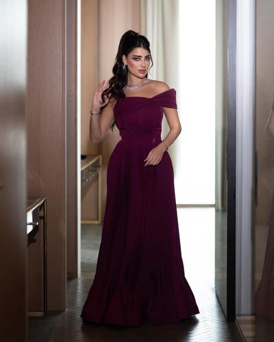 فستان سهرة أنيق بأكتاف مكشوفة