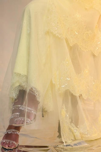 فستان سهره أوف شولدر بأكمام طويلة لون أصفر