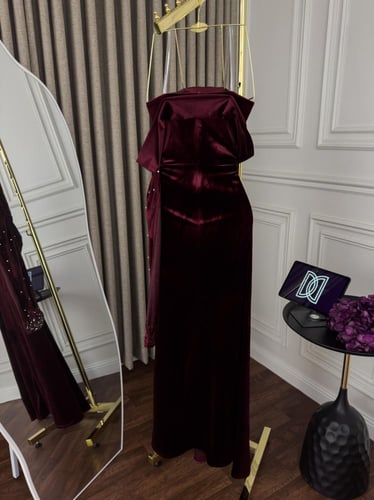 فستان مخملي أوف شولدر مرصّع بفصوص فاخرة