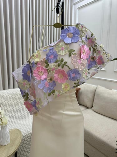 فستان ناعم مزين بالورد لون بيج