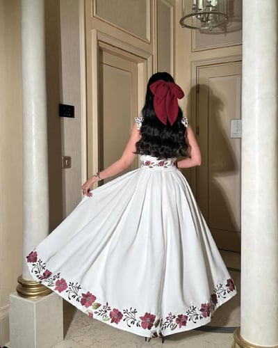 فستان ابيض انيق