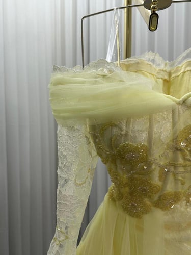 فستان سهره أوف شولدر بأكمام طويلة لون أصفر