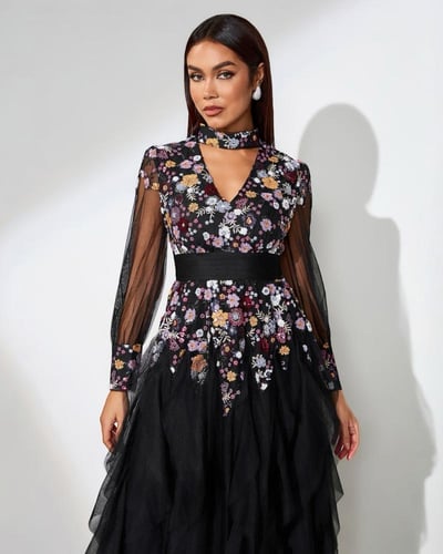 فستان سهرة بتصميم شبكي أسود مطرّز بالأزهار بأكمام...