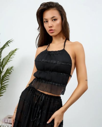 طقم صيفي أسود أنيق بكتف مفتوح وتفاصيل كشكشة