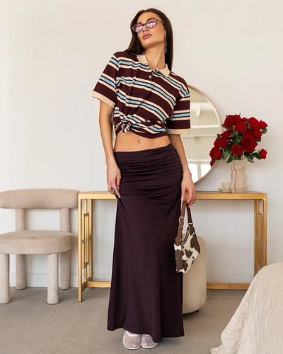 تنورة طويلة بيضاء بستايل مزموم جانبي وقصة انسيابية...