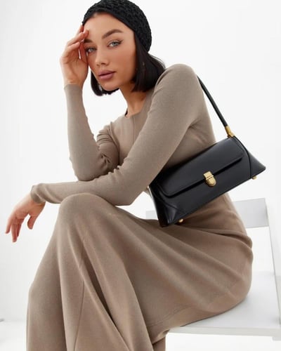 شنطة كتف جلد باللون الأسود بتفاصيل ذهبية أنيقة