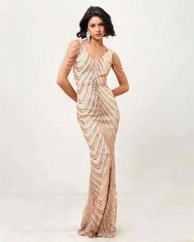 فستان سهرة مزين بالترتر برقبة مفتوحة وبدون أكمام