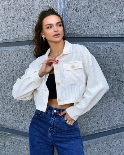 سترة نسائية بجيوب وأزرار أمامية